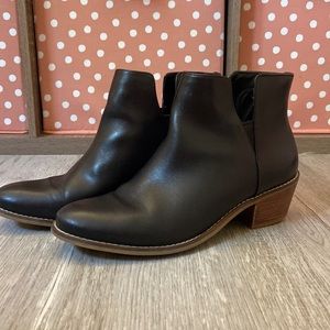 Coke Haan signature Abbot black leather ankle boots